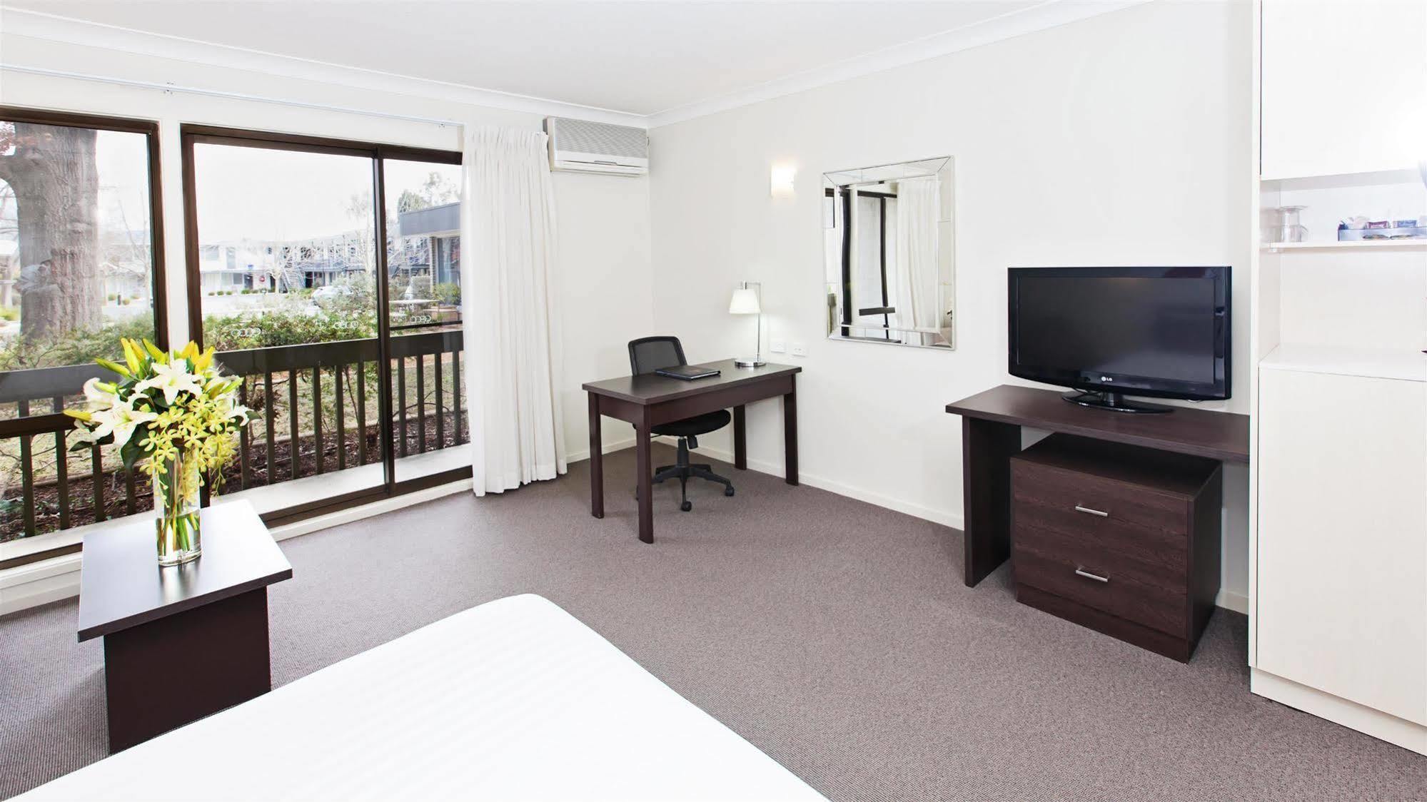 Готель Ibis Styles Canberra Tall Trees Екстер'єр фото