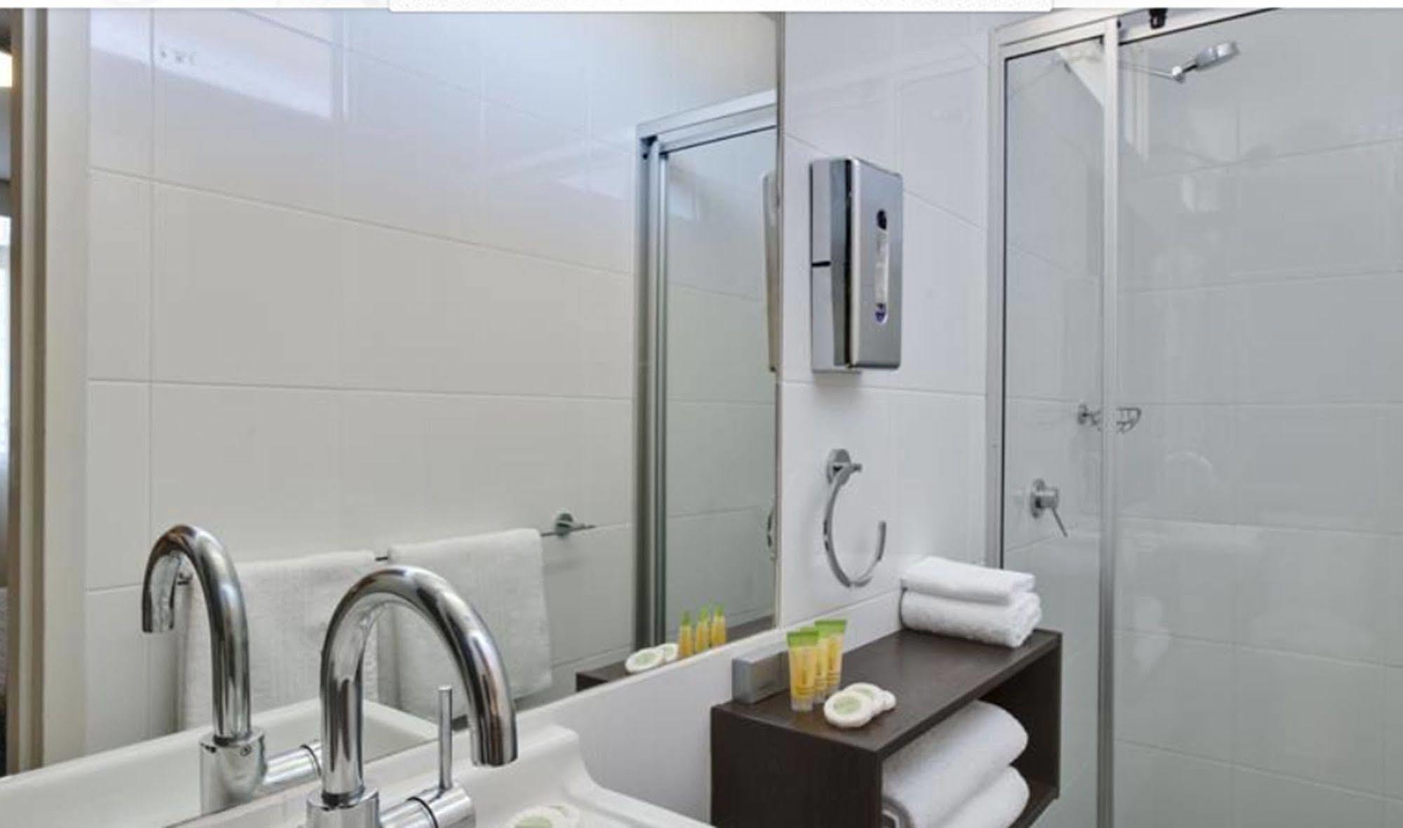Готель Ibis Styles Canberra Tall Trees Екстер'єр фото